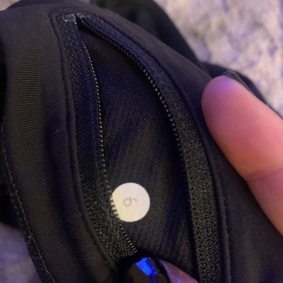 Black Lululemon crop leggings - Picture 3 of 3